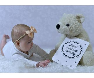 Čeká vás Vánoční focení s miminkem? Vezměte si s sebou i milníkové kartičky. Zachytíte tak jedinečný moment. 🤩